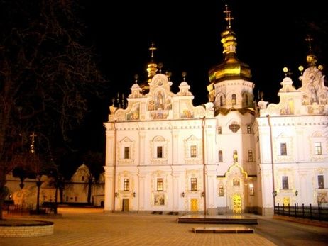 Суд конфисковал $52,7 тыс., которые священник Киево-Печерской лавры хотел перевезти в Россию