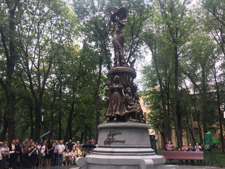 ﻿У Харкові на честь Гурченко відкрили "скулпьтурну композицію"