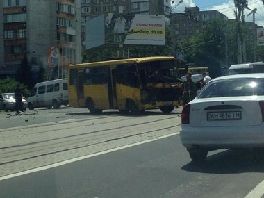 В Донецке "КамАЗ" с боевиками столкнулся с маршруткой