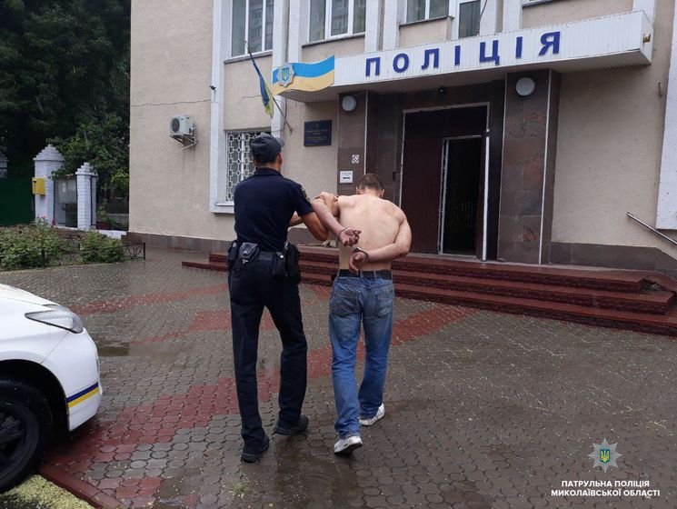 ﻿У Миколаєві чоловік кидався з ножем на перехожих, під час затримання імітував напад – поліція