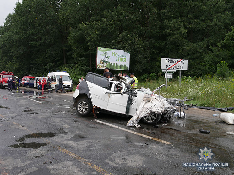 ﻿У Хмельницькій області легковик зіткнувся з вантажівкою, загинула сім'я із трьох осіб