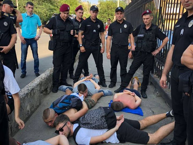 ﻿В Одесі поліція напередодні матчу "Шахтаря" з "Динамо" затримала дві групи футбольних фанатів