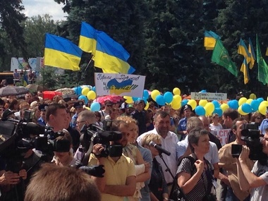 Харьковчане с желто-голубыми флагами встречают Кернеса в аэропорту. Фоторепортаж