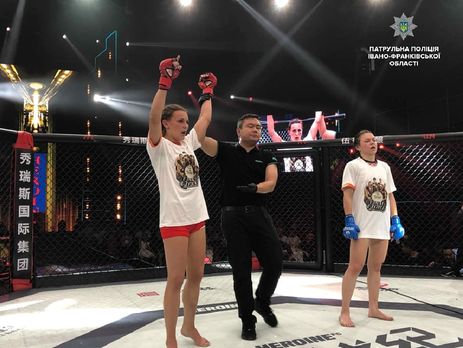Патрульная из Ивано-Франковска победила россиянку на международном турнире ММА в Китае