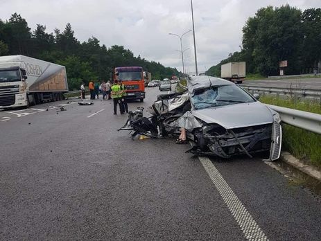В Киевской области автомобиль врезался в припаркованную фуру, погибли женщина и ребенок