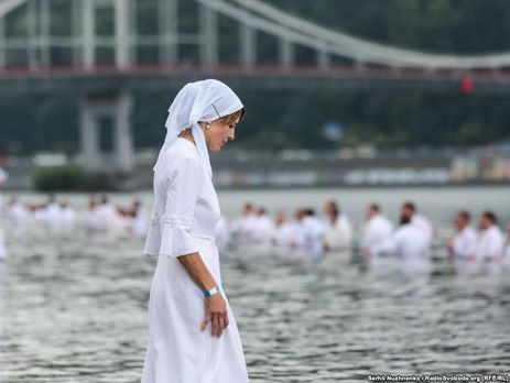 В Киеве состоялось массовое крещение в водах Днепра. Фоторепортаж