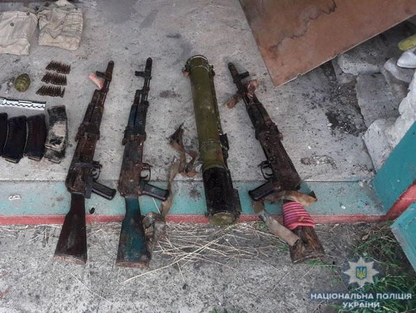 ﻿У Донецькій області правоохоронці викрили бойовика, який зберігав у гаражі родича арсенал зброї