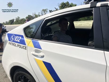 ﻿Під Києвом поліцейський автомобіль упав у річку під час погоні за мопедом