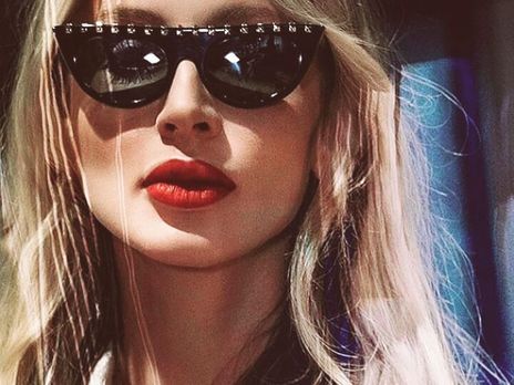 Loboda на съемках нового клипа поцеловала девушку на пляже 