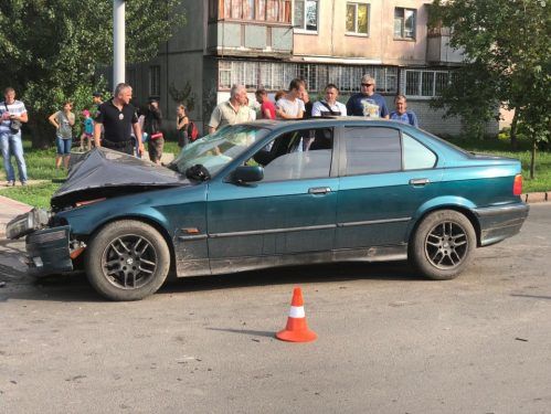 В Черкассах автомобиль насмерть сбил женщину с малолетним ребенком