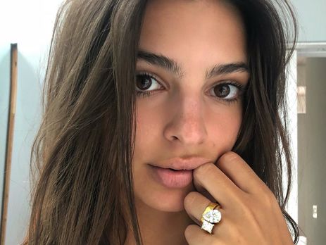 Ратаковски позировала топлес