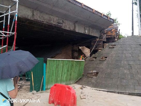 В Киеве из-за непогоды обвалилась часть путепровода