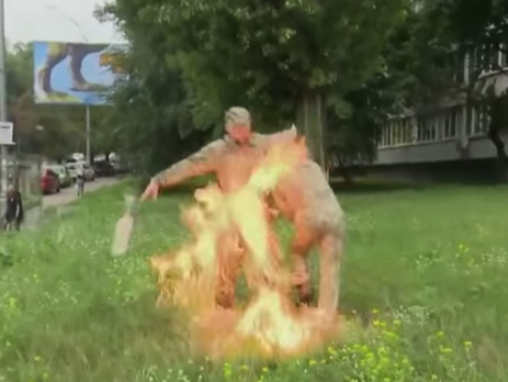 Бывший военнослужащий поджег себя возле здания Минобороны в Киеве. Видео