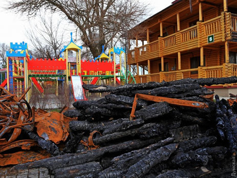 ﻿В Одесі на місці корпусу дитячого табору, який згорів, виявили предмети, схожі на людські останки – адвокат