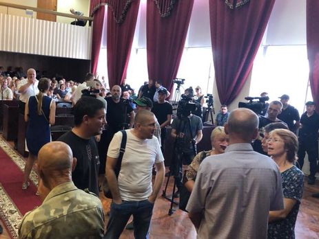 На сессии Конотопского горсовета произошла массовая драка. Видео