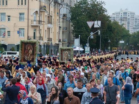 Участники крестного хода Московского патриархата группами идут по Крещатику, центр Киева перекрыт