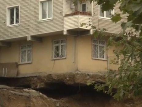 ﻿У Стамбулі через зливи обвалився житловий будинок. Відео