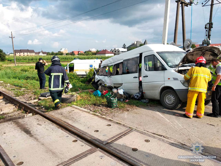 ﻿У Чернівецькій області мікроавтобус зіткнувся з поїздом: двоє осіб загинули, ще семеро постраждали
