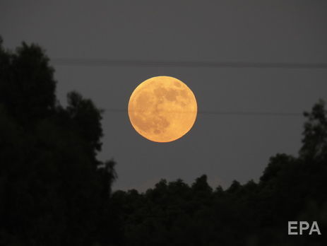 ﻿Жителі Землі спостерігають повне місячне затемнення. Трансляція