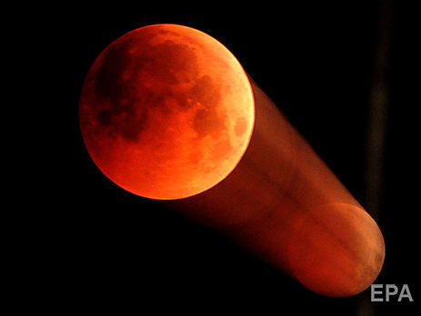 ﻿Жителі Землі спостерігали повне місячне затемнення. Фоторепортаж