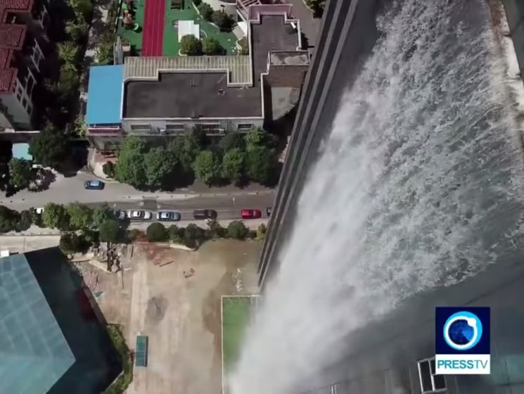 В Китае построили небоскреб с водопадом. Видео