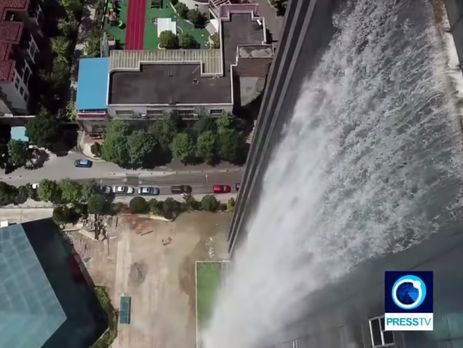 ﻿У Китаї побудували хмарочос із водоспадом. Відео