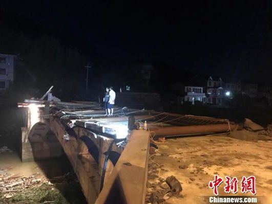 ﻿У Китаї обвалилася покрівля критого мосту, загинуло восьмеро осіб