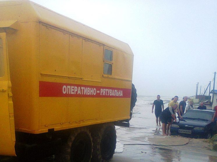 ﻿Злива розмила Обитічну косу на Азовському морі, звідти евакуювали 36 автомобілів