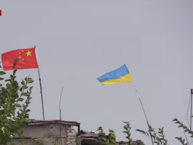 ﻿Під Авдіївкою українські військові підняли на позиціях китайський прапор. Відео