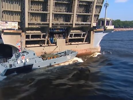 ﻿На військово-морському параді в Санкт-Петербурзі катер врізався в опору мосту. Відео