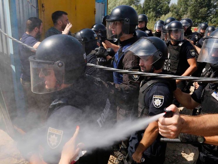 В Нацсоюзе журналистов заявили, что в Киеве полицейский сознательно брызнул фотокорреспонденту Лукацкому газом в лицо