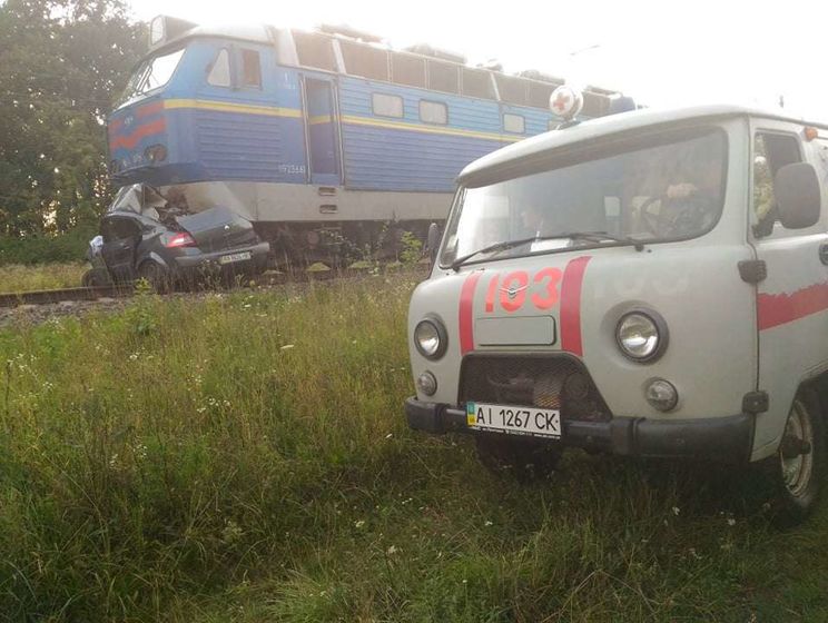﻿У Київській області поїзд збив автомобіль, загинуло дві людини