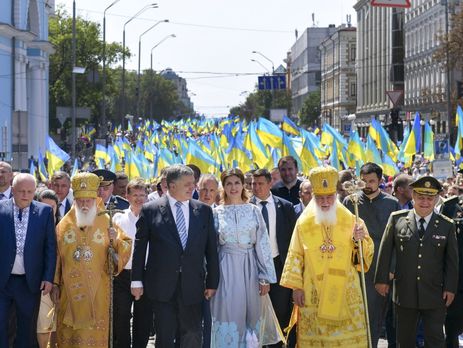 В шествии участвовали президент Украины Петр Порошенко с супругой, а также ряд украинских политиков