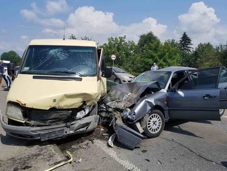 Во Львовской области в результате тройного автостолкновения пострадало восемь человек