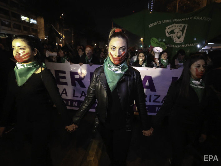 В Чили люди в масках напали на участников акции за легализацию абортов