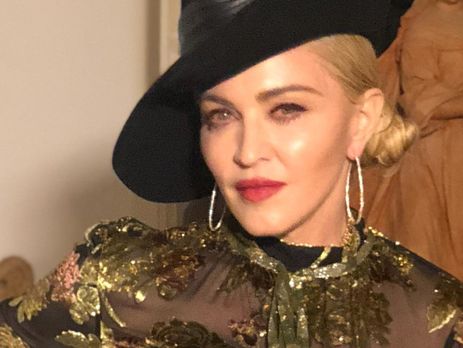 Приемные дочери Мадонны смастерили гитару и исполнили песню Элтона Джона