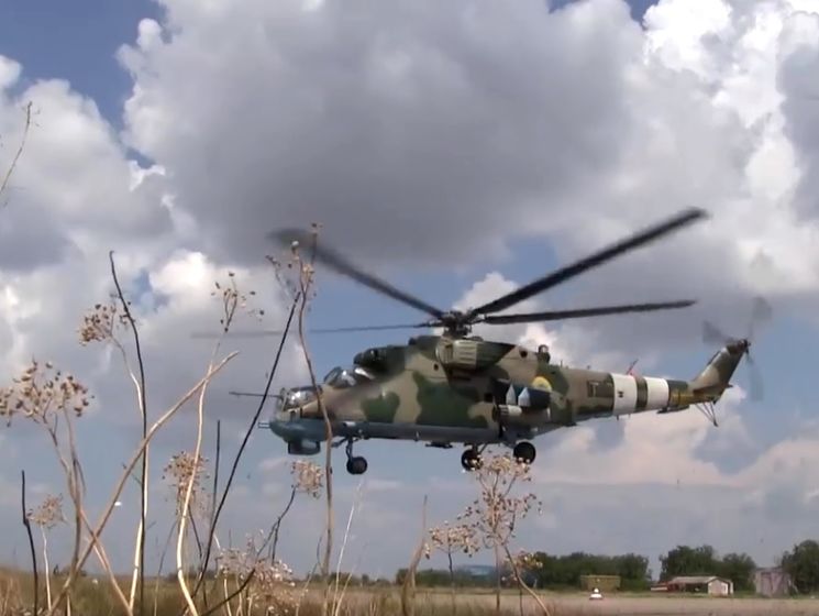 ﻿Українські військові провели навчання з бойовими вертольотами в Азовському морі. Відео