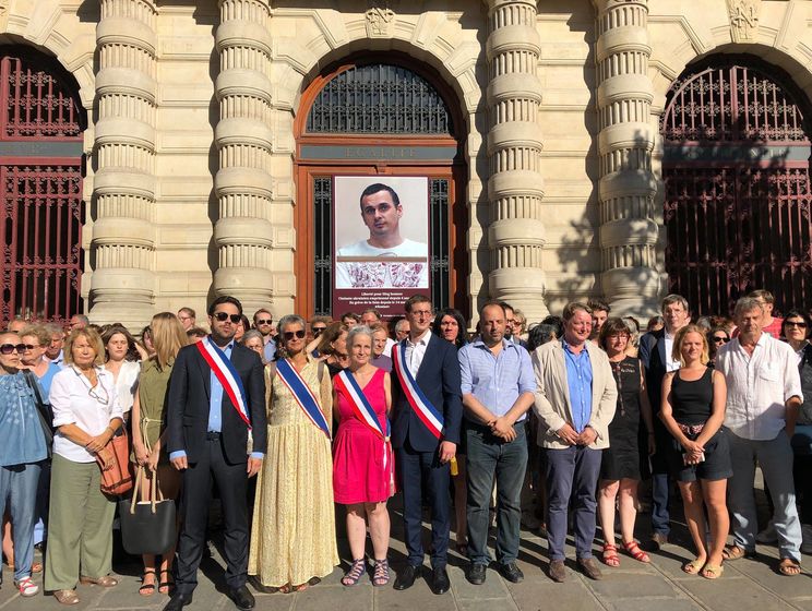 На фасаде мэрии Парижа вывесили фото Сенцова