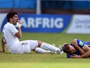 Нападающий Уругвая Суарес укусил итальянского защитника Кьеллини. Фотожабы