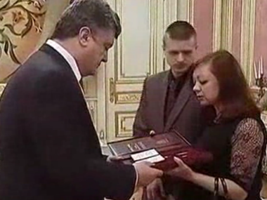 Порошенко вручил вдове генерала Кульчицкого свидетельство о присвоении ее мужу звания героя Украины