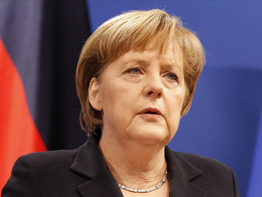 Меркель выразила соболезнования в связи с гибелью девяти украинских военных в сбитом вертолете