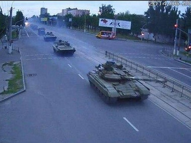 По центру Луганска проехала колонна бронетехники