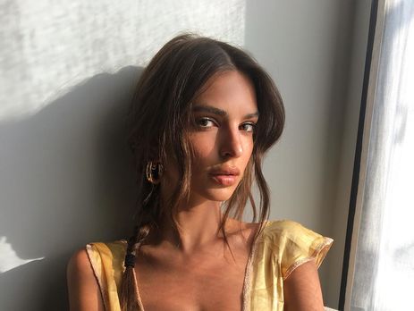 Ратаковски показала грудь и зону бикини крупным планом