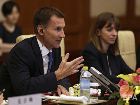 Глава МИД Британии в ходе официального визита в Китай перепутал национальность своей жены-китаянки. Видео