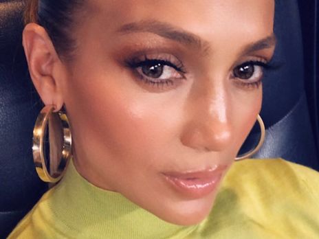 Лопес продемонстрировала фигуру на пляже