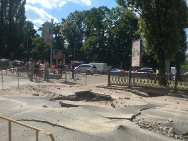 В Киеве на бульваре Шевченко провалился асфальт