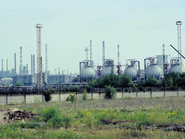Силовики разоружили захватчиков нефтеперерабатывающего завода