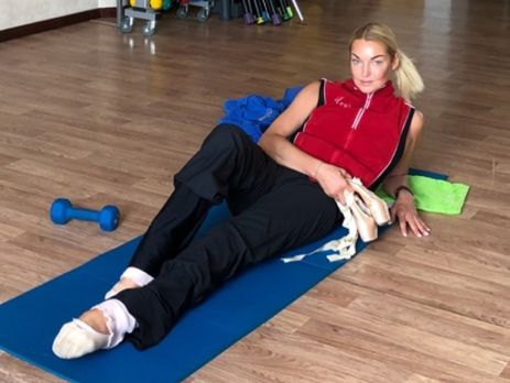 Волочкова, лежа на спине, показала упражнения для растяжки