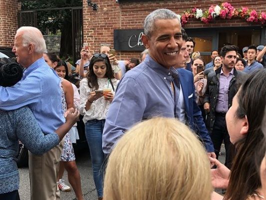 Обама и Байден посетили пекарню в Вашингтоне. Видео