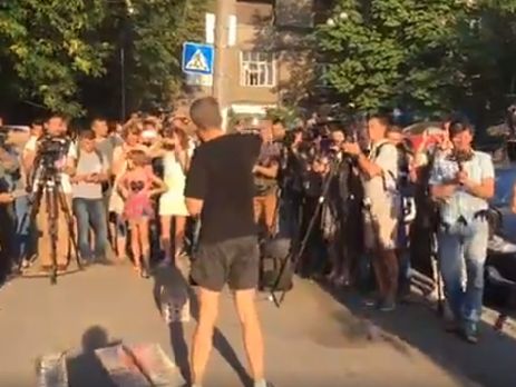 ﻿У Києві біля офісу Медведчука проходить акція на підтримку українських політв'язнів. Трансляція